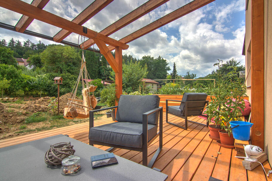 Pergola, terasa, květináče, sklep