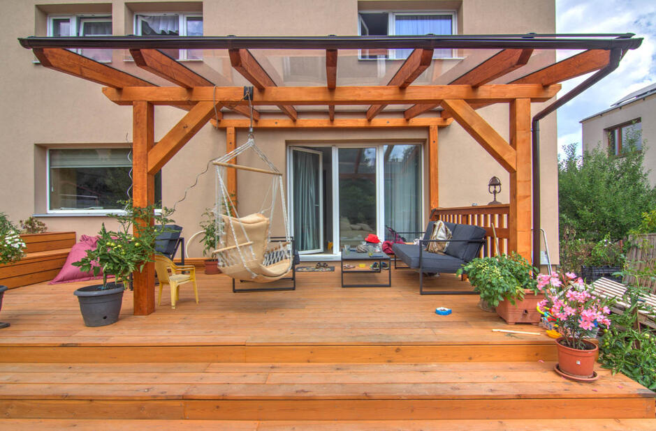 Pergola, terasa, květináče, sklep