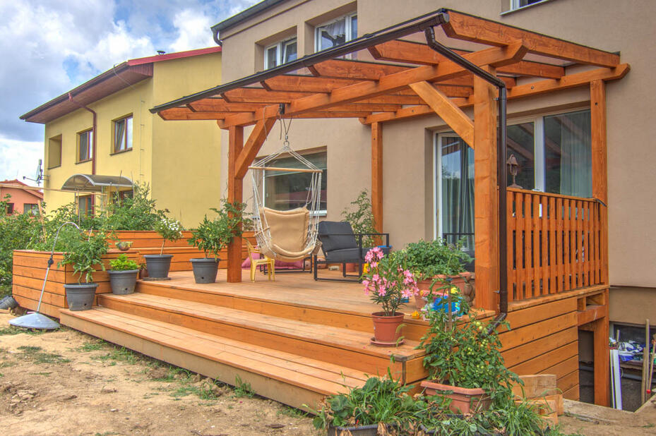 Pergola, terasa, květináče, sklep